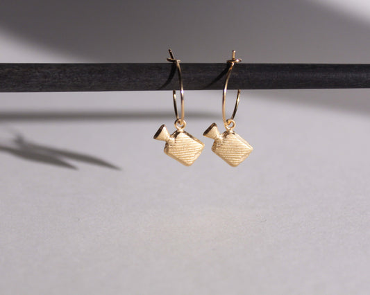 paire de boucles d'oreilles en laiton doré symbolisant des bouillottes, suspendues à des anneaux en laiton
