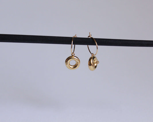 paire de boucles d'oreilles en laiton plaqué or en forme de bouées