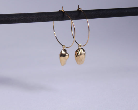 boucles d'oreilles en laiton plaqué or en forme de madeleine accroché à des anneaux