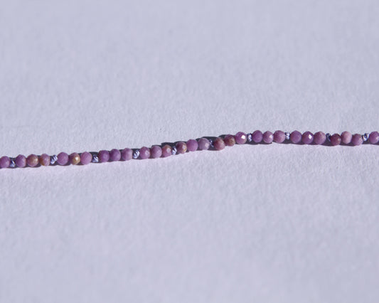 Collier en perles en phosphosidérite facetté avec nœuds toutes les trois perles