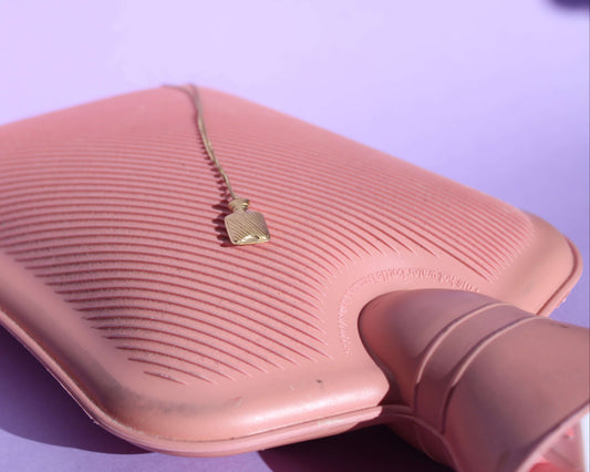 pendentif représentant une bouillotte en laiton plaqué or