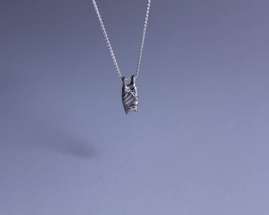pendentif en argent symbolisant un chauve souris qui dort