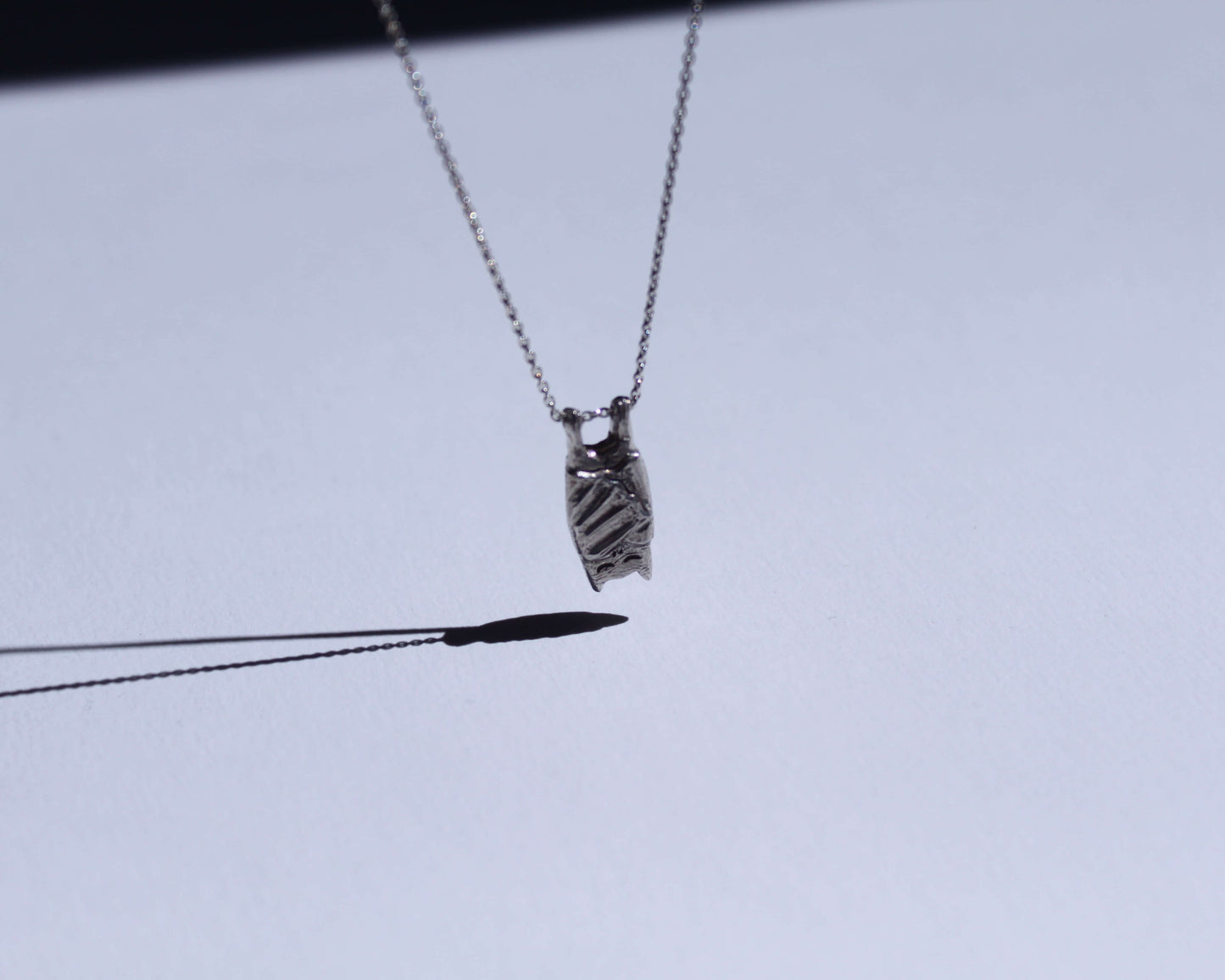 collier avec un pendentif en argent massif en forme de chauve souris