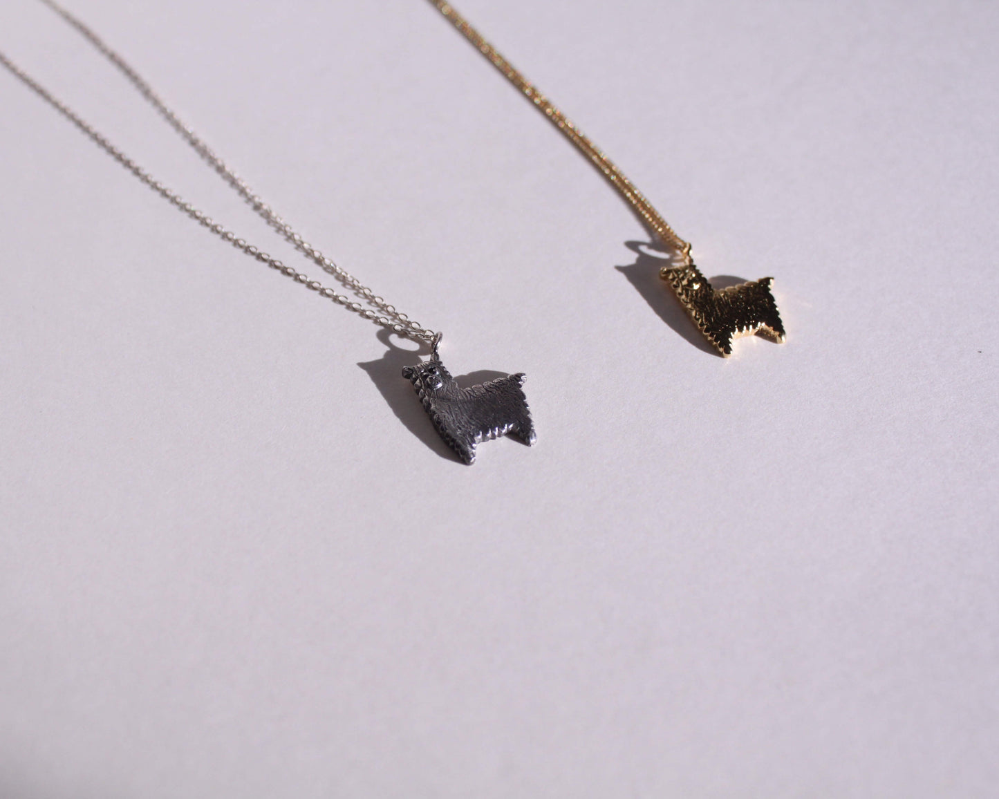 des pendentifs en argent massif et en laiton plaqué or en forme de lamas