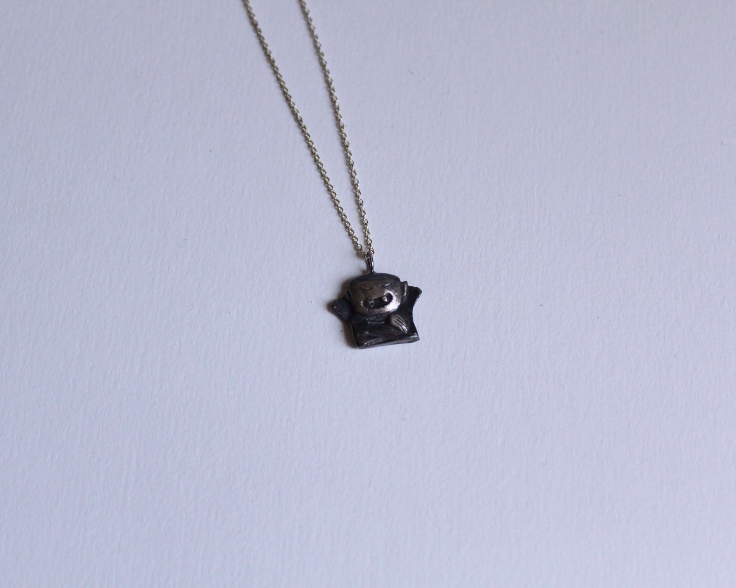 pendentif en argent massif représentant un vampire souriant