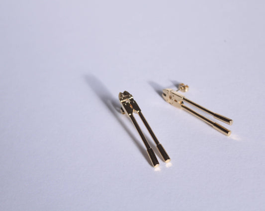 puces d'oreilles en laiton plaqué or représentant des coupes boulons