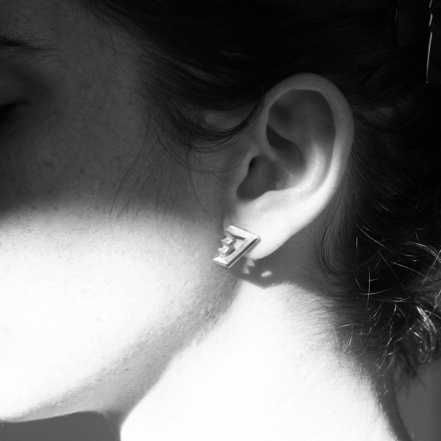 puce d'oreille en argent massif en forme d'escalier de Penrose, portée à l'oreille