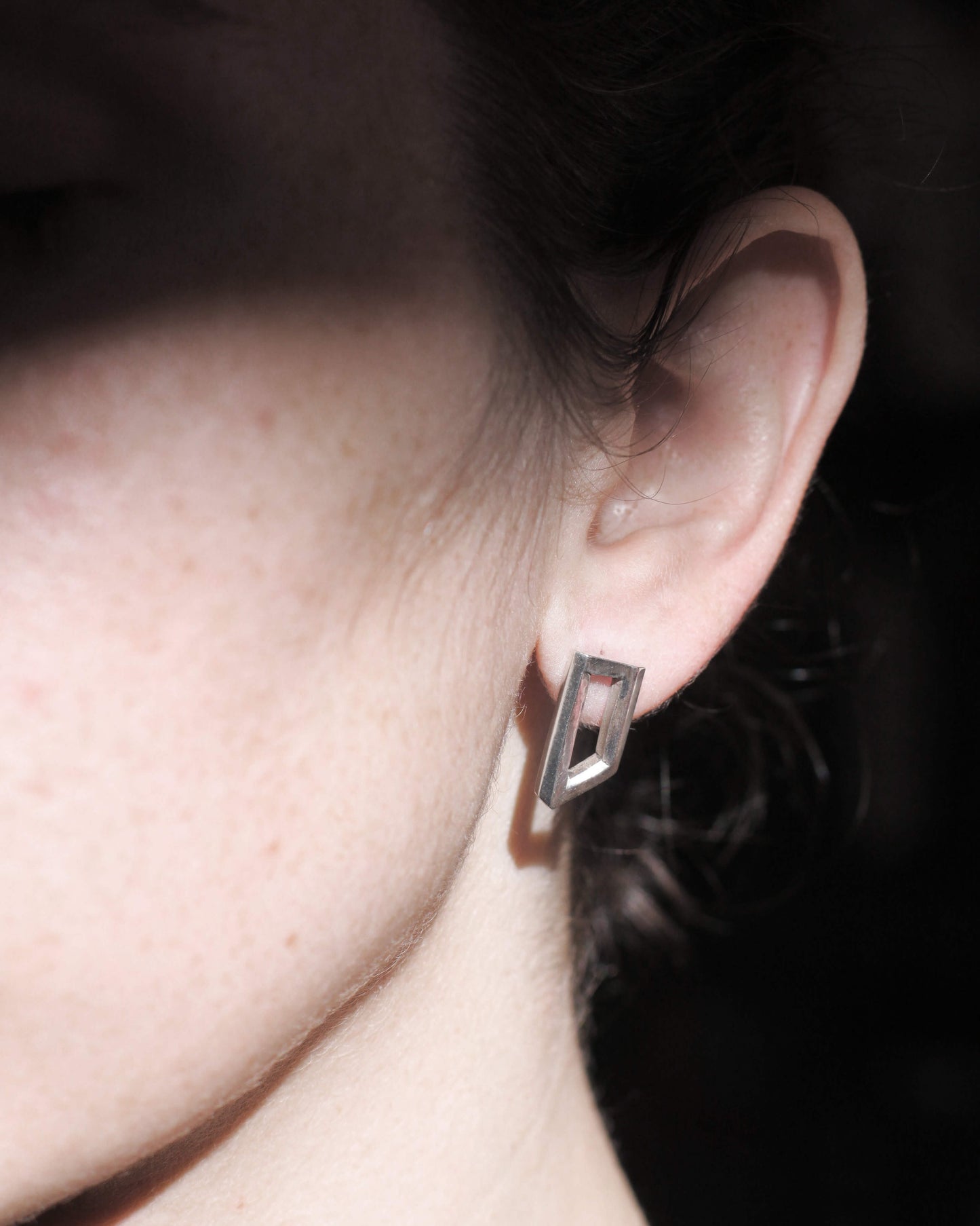 puces d'oreilles en argent massif représentant une forme géométrique impossible