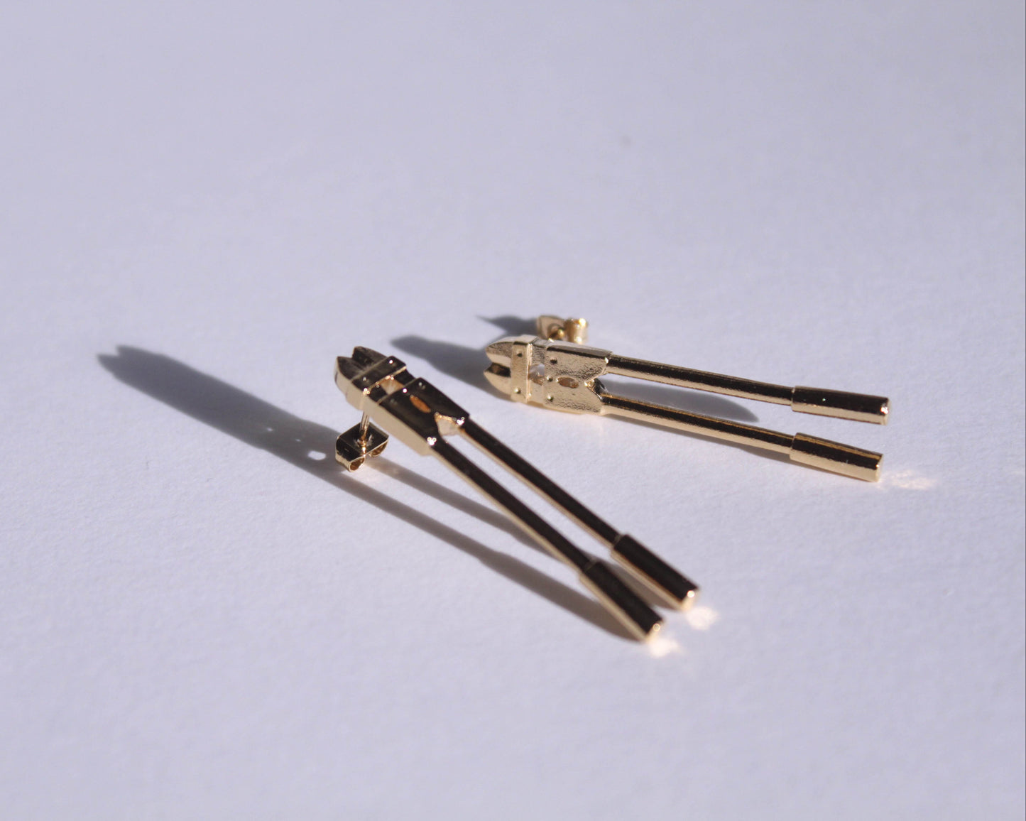 paire de puces d'oreilles représentant des pinces monseigneur