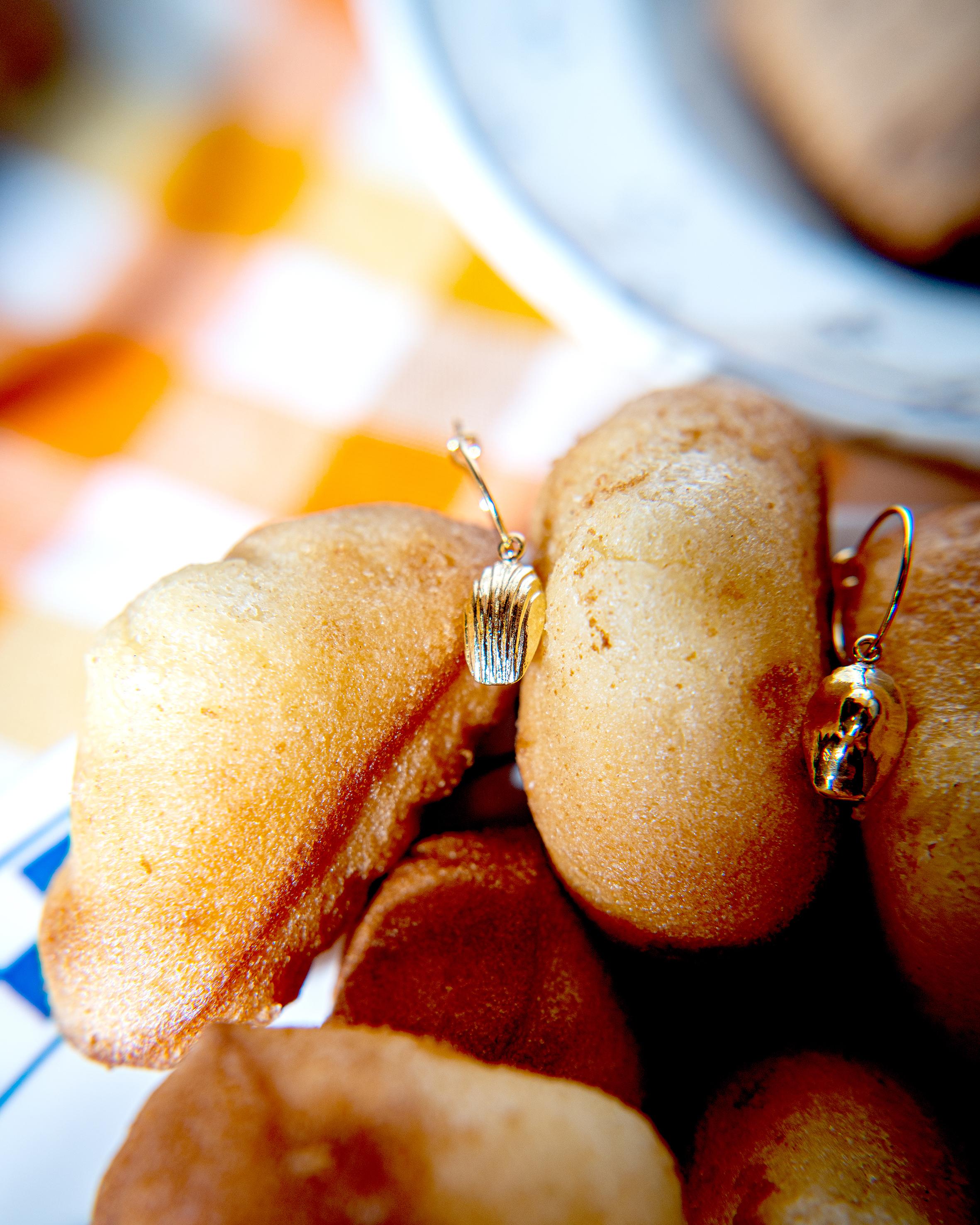 Boucles d'oreilles madeleines posées sur des madeleines