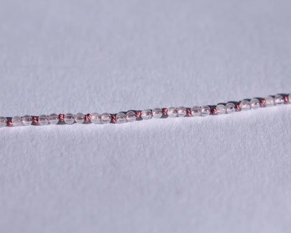 zoom sur les perles en quartz rose et les nœuds en soie