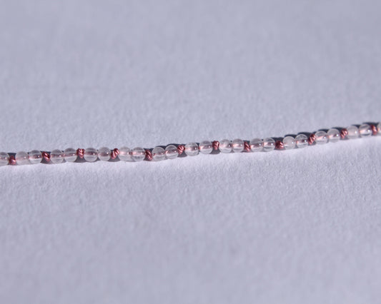 zoom sur les perles en quartz rose et les nœuds en soie