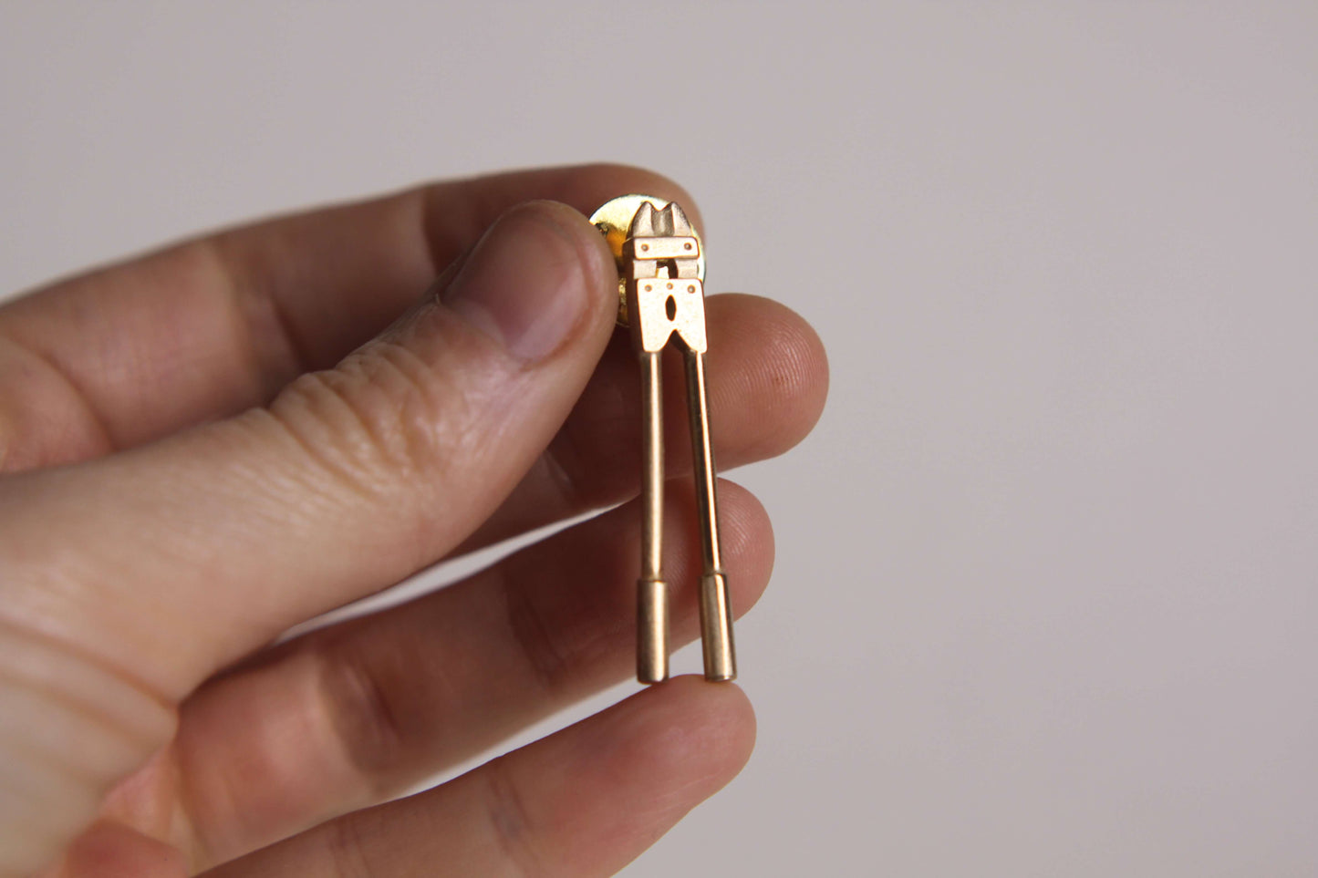 Pins Coupe Boulon