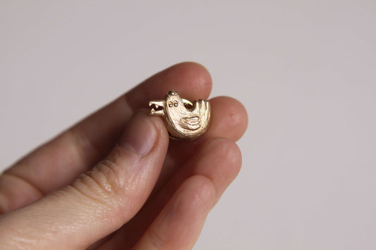 Pins poule avec des dents