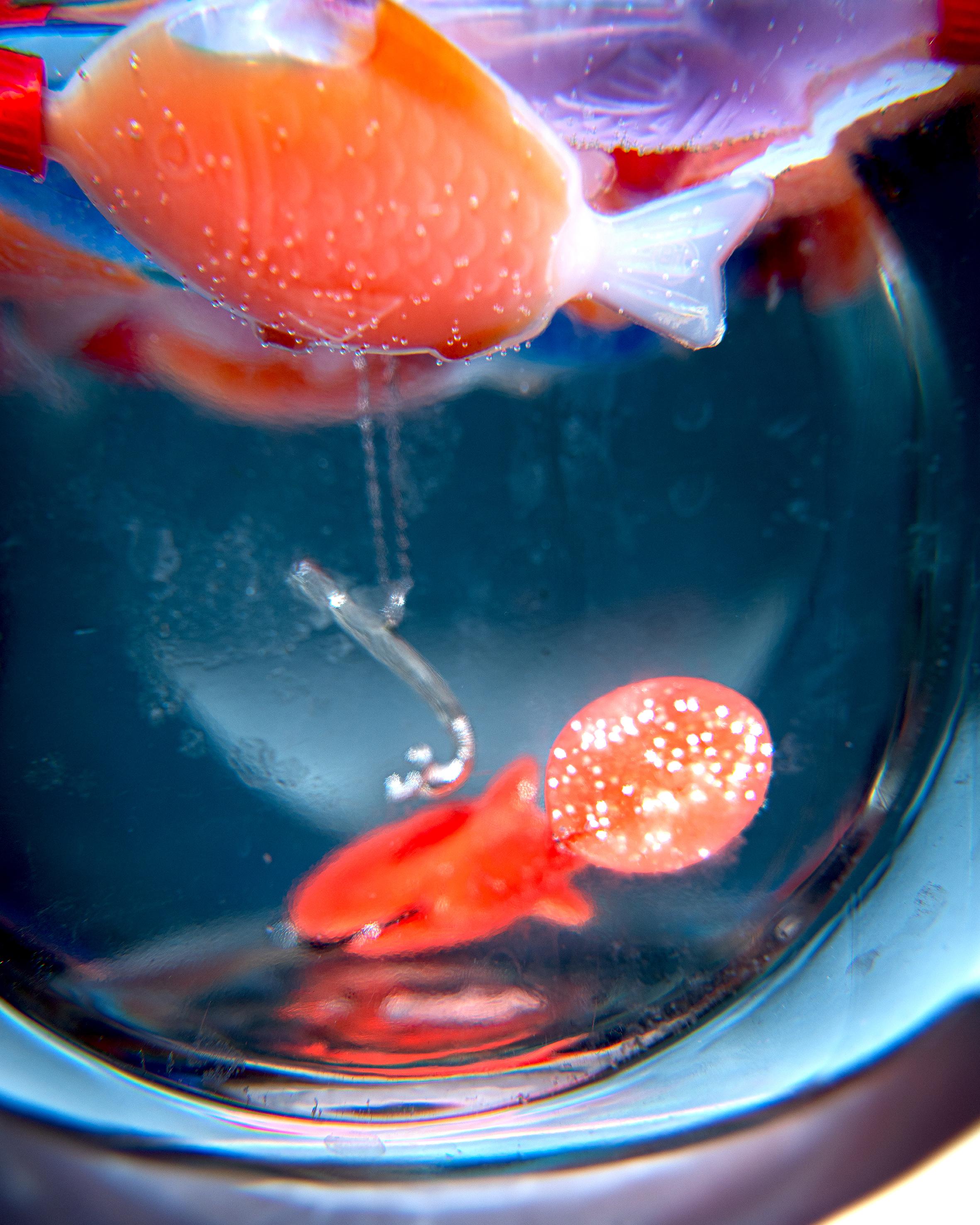 Pendentif tuba dans un aquarium avec des poissons flou