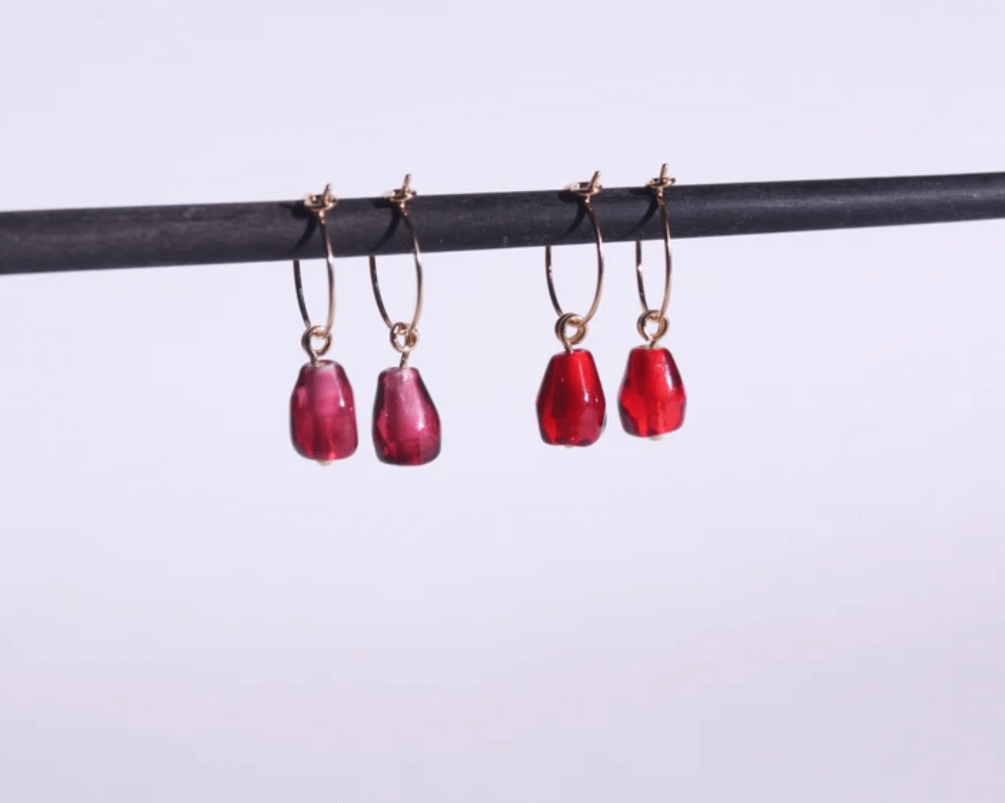 des boucles d'oreilles en laiton en forme d'arilles de grenade