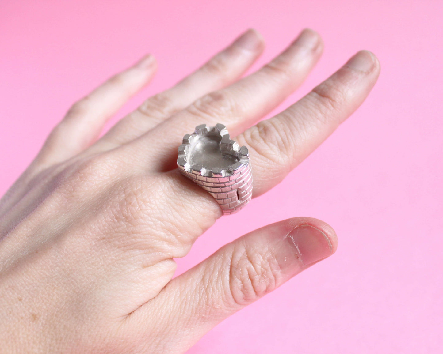 bague en argent massif représentant un château fort en forme de coeur 