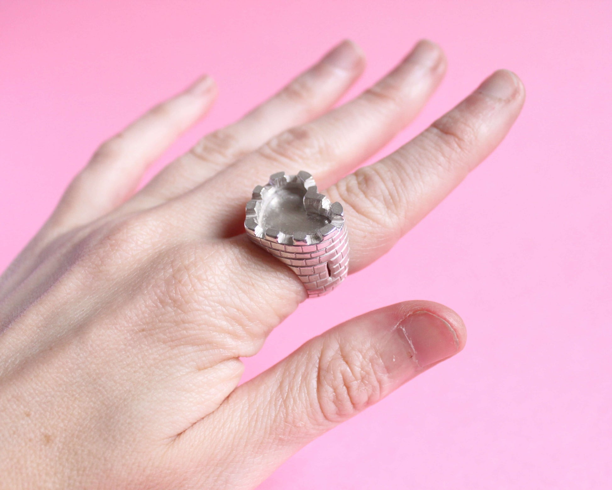 bague en argent massif représentant un château fort en forme de coeur 