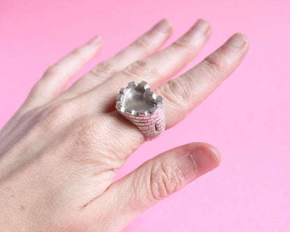 bague en argent massif représentant un château fort en forme de coeur 