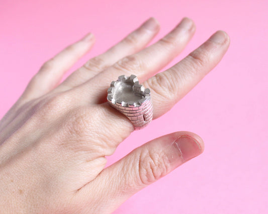 bague en argent massif représentant un château fort en forme de coeur 