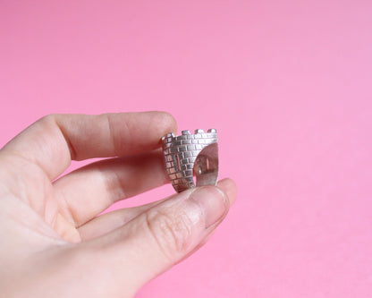 bague en forme de château fort avec une meurtrière sur le coté