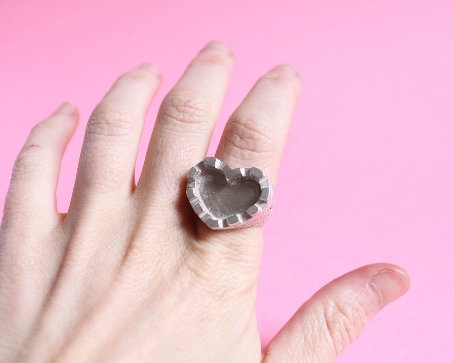 vue du dessus d'une bague figurant un château en forme de coeur