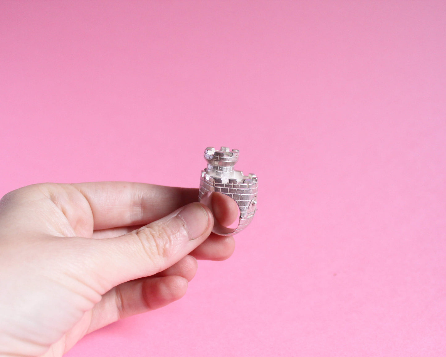 bague en argent figurant un château fort en forme de coeur doté d'une tour ainsi que d'un pont levis