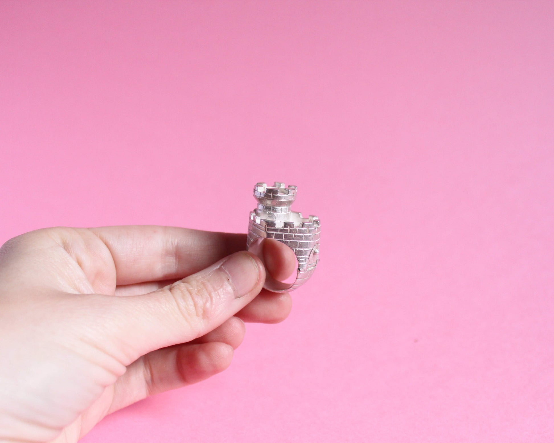 bague en argent figurant un château fort en forme de coeur doté d'une tour ainsi que d'un pont levis