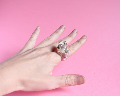 vue en angle d'une bague en argent en forme de château fort avec une tour