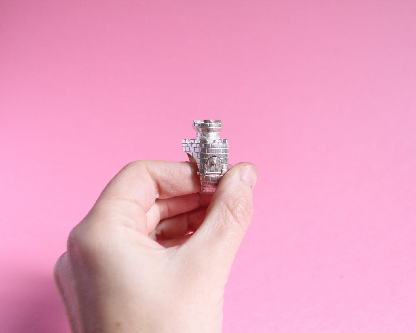 zoom sur le pont levis d'une bague en argent en forme de château fort