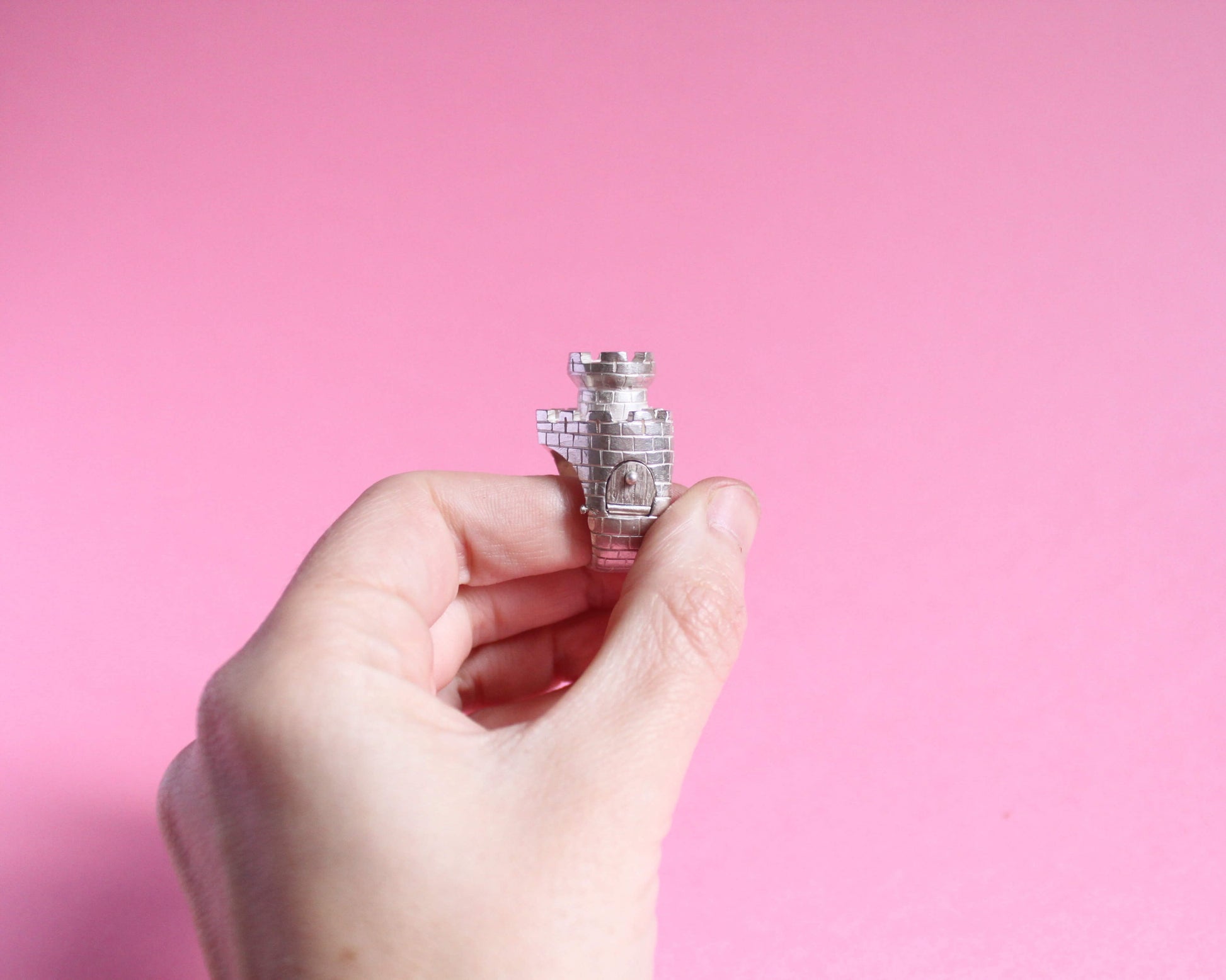 zoom sur le pont levis d'une bague en argent en forme de château fort