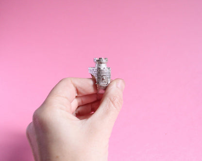 zoom sur le pont levis d'une bague en argent en forme de château fort