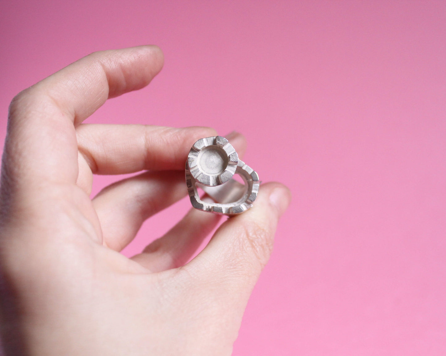 bague en argent massif désignant un château fort en forme de coeur avec une tour vue du dessus