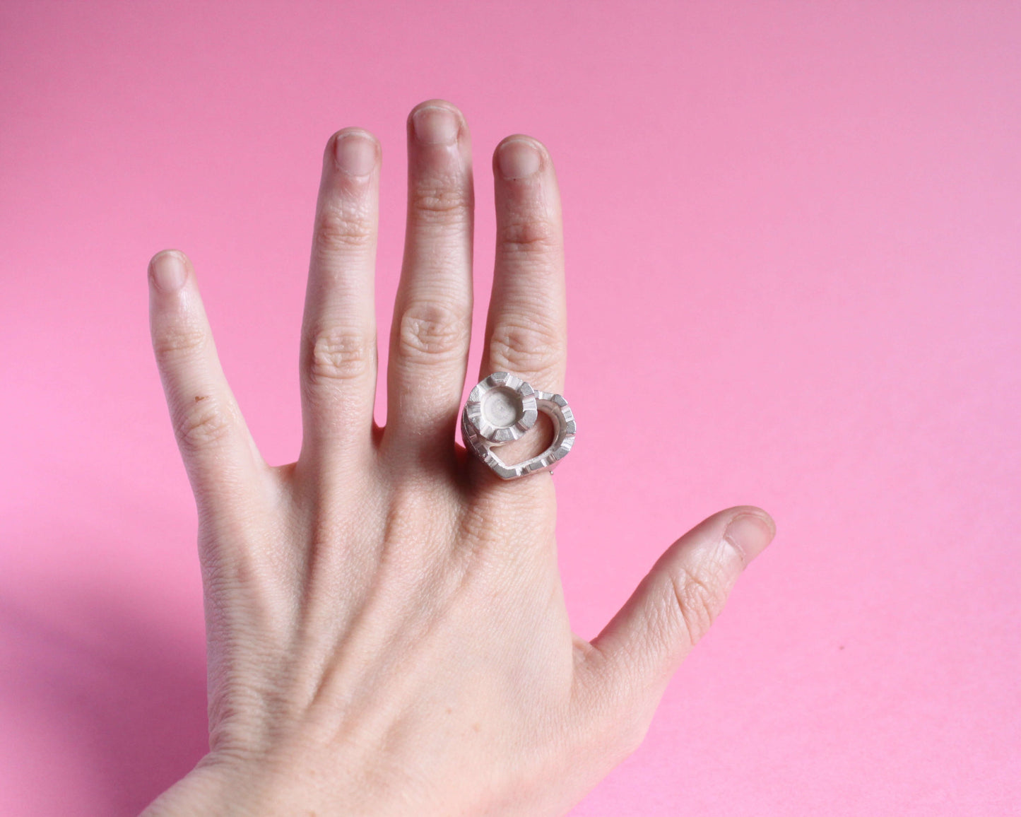bague en argent représentant un château fort en forme de coeur avec une tour vue du dessus