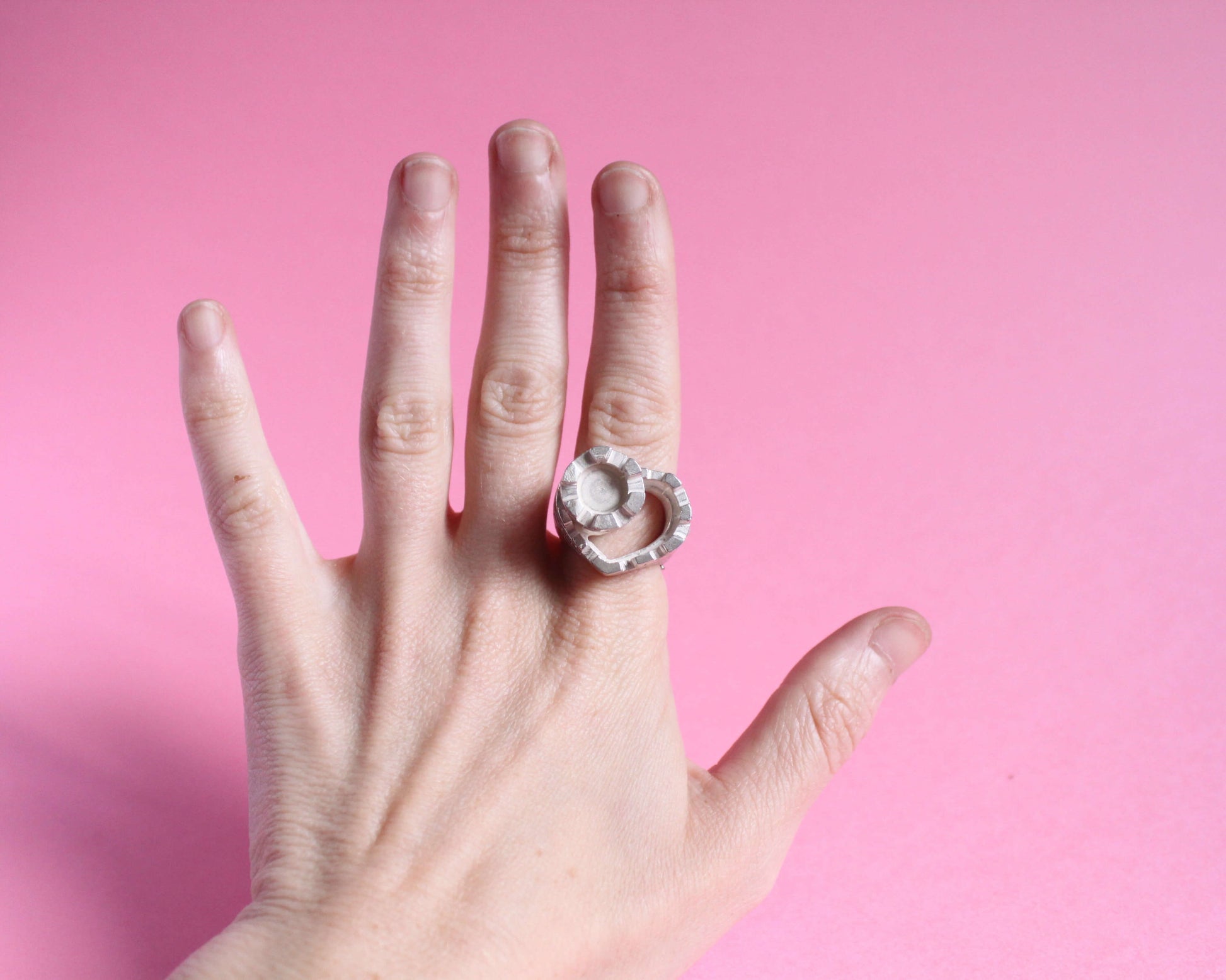 bague en argent représentant un château fort en forme de coeur avec une tour vue du dessus