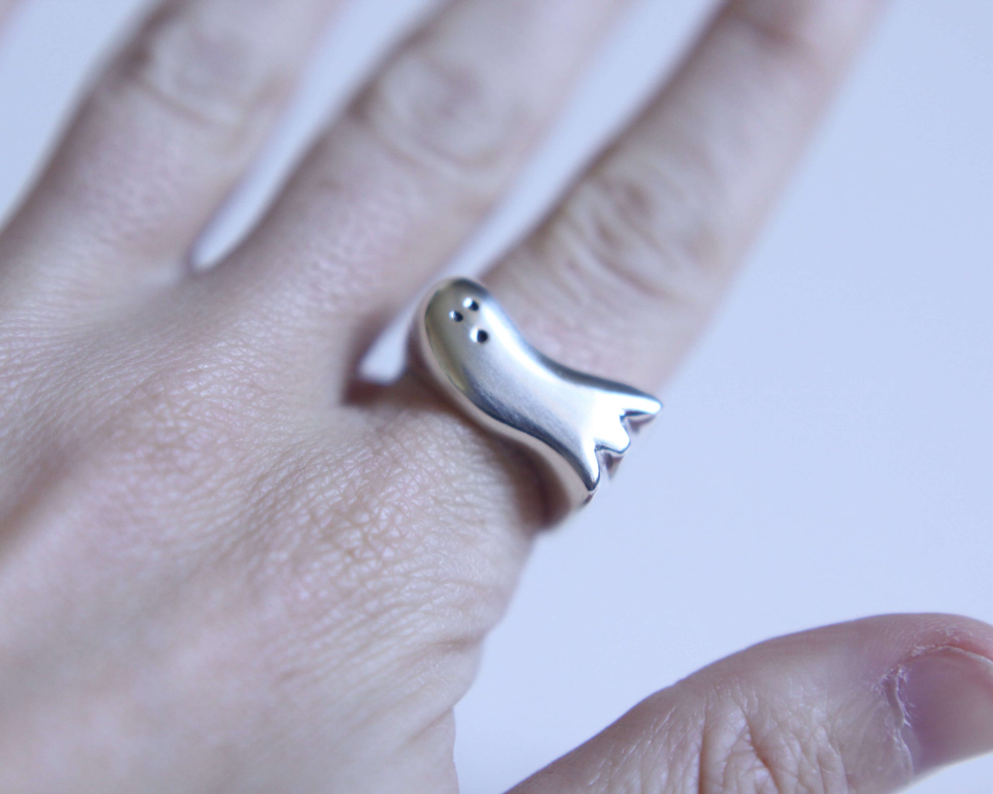 zoom sur une bague en argent en forme de fantôme surpris