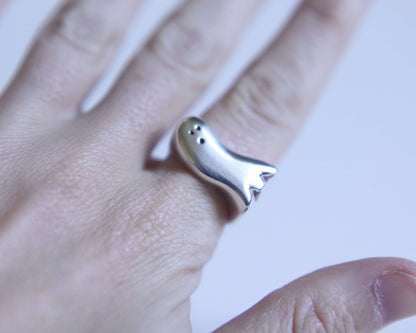 zoom sur une bague en argent en forme de fantôme surpris