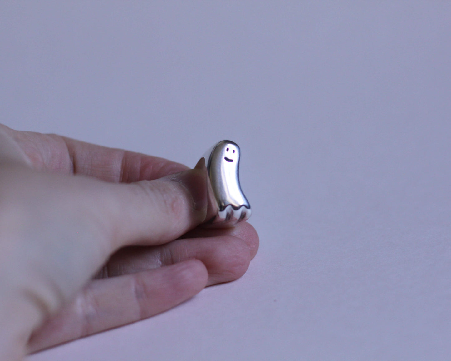 bague en forme de fantôme souriant en argent massif