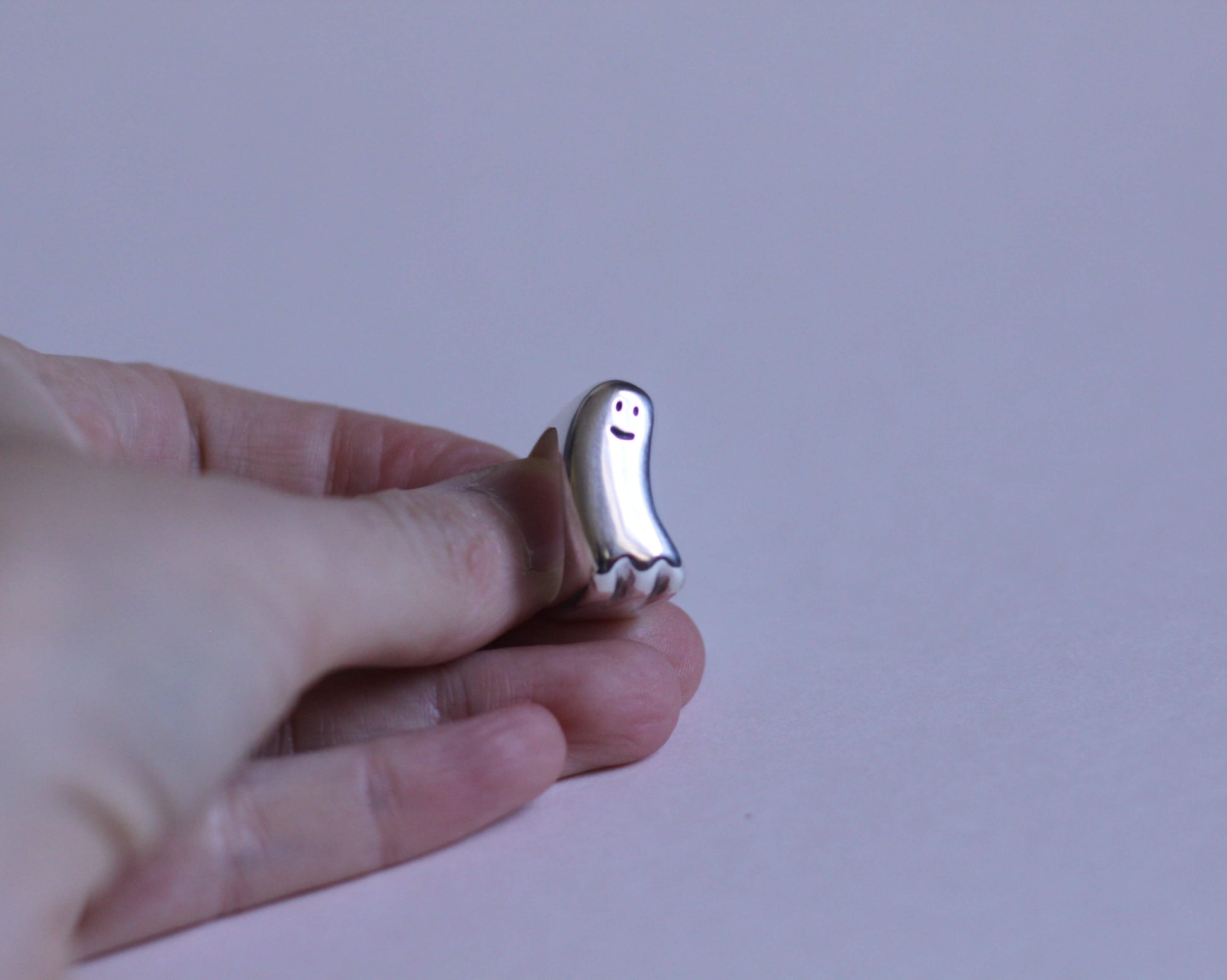 bague en forme de fantôme souriant en argent massif