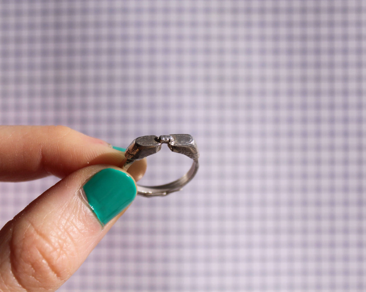 bague en argent massif représentant une paire de lunettes de piscine