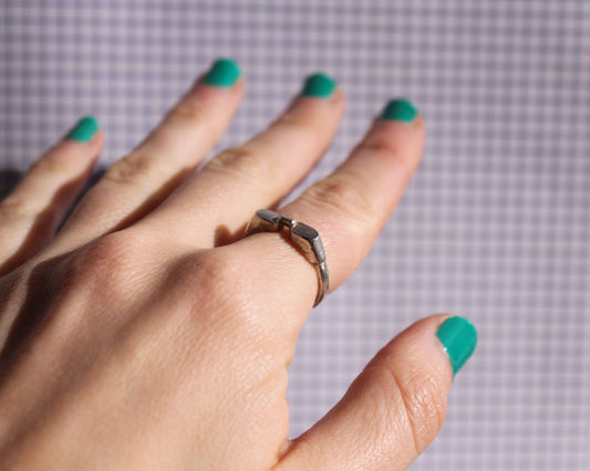 bague en argent massif symbolisant une paire de lunettes de piscine