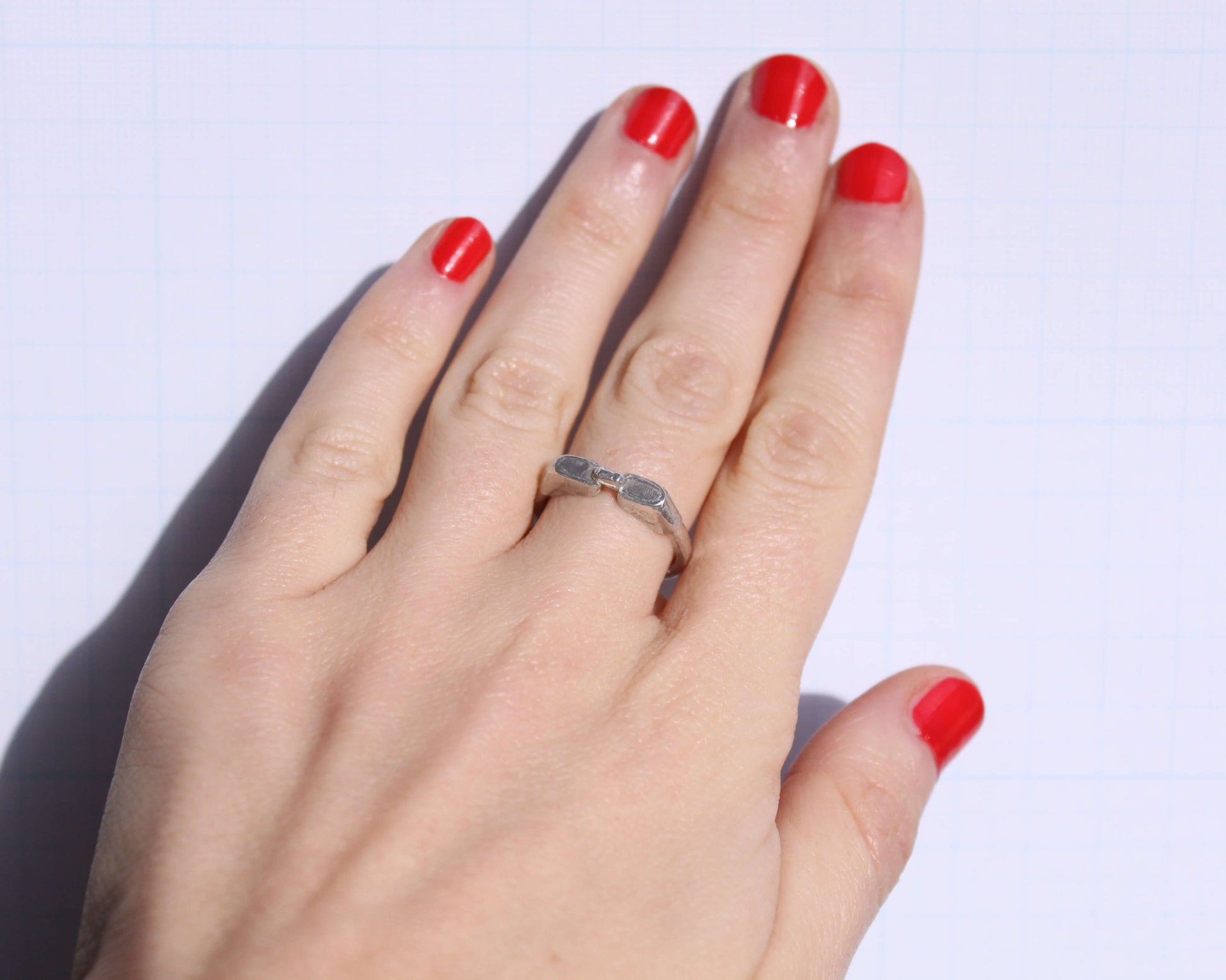 bague en argent massif en forme de lunettes de piscine, portée au doigt