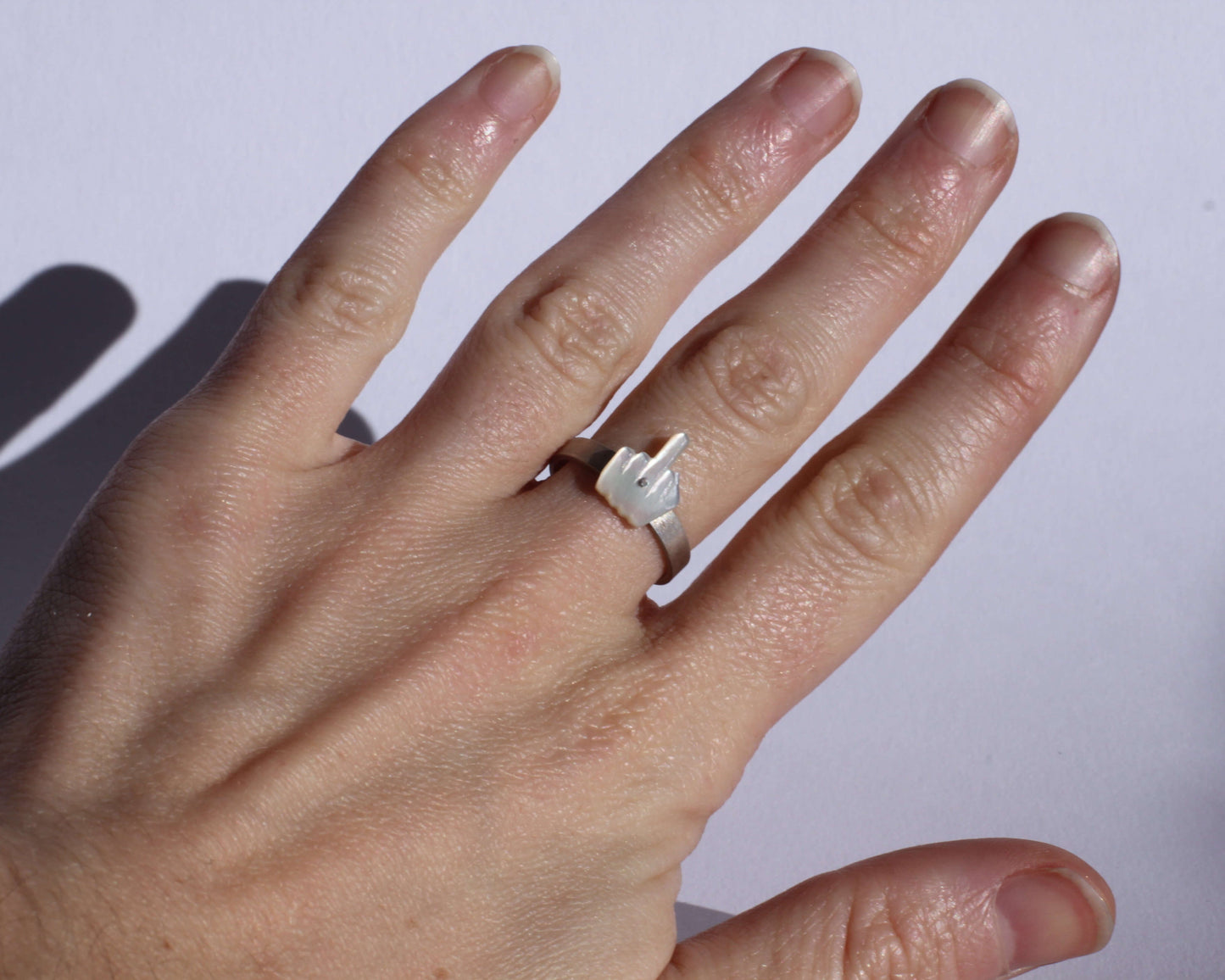 bague doigt d'honneur en argent massif et nacre rivetée