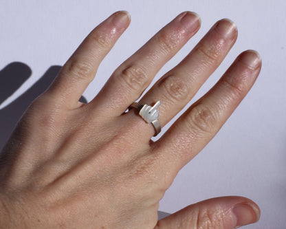 bague doigt d'honneur en argent massif et nacre rivetée