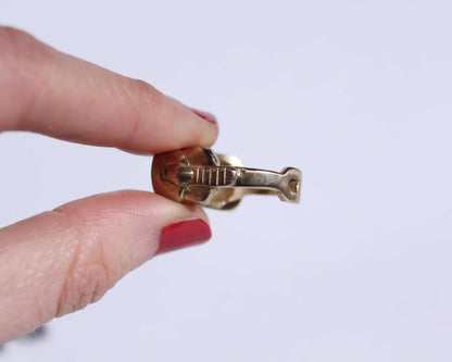 coté d'une bague en laiton brut en forme de masque de plongée