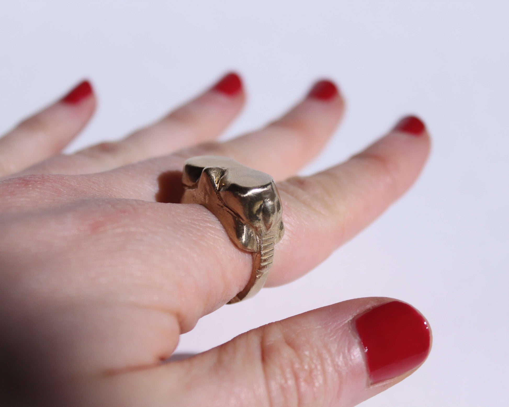 bague en laiton brut symbolisant un masque de plongée, portée au doigt