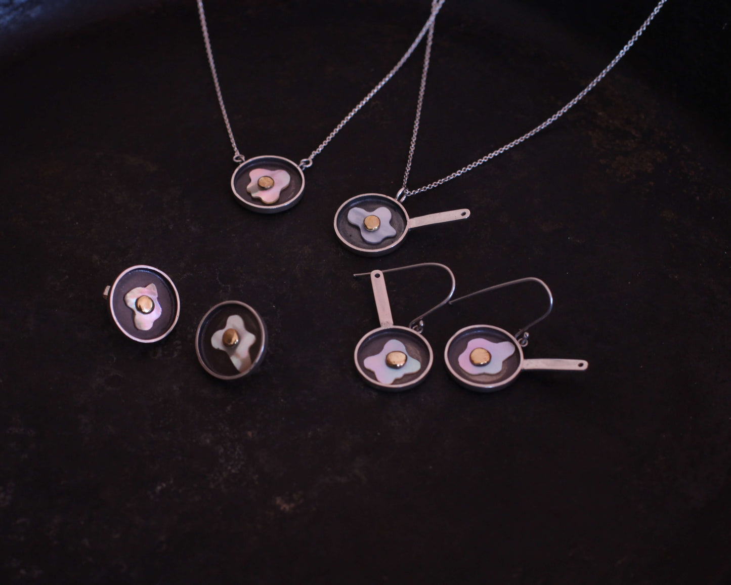 série de bijoux représentant des oeufs au plat