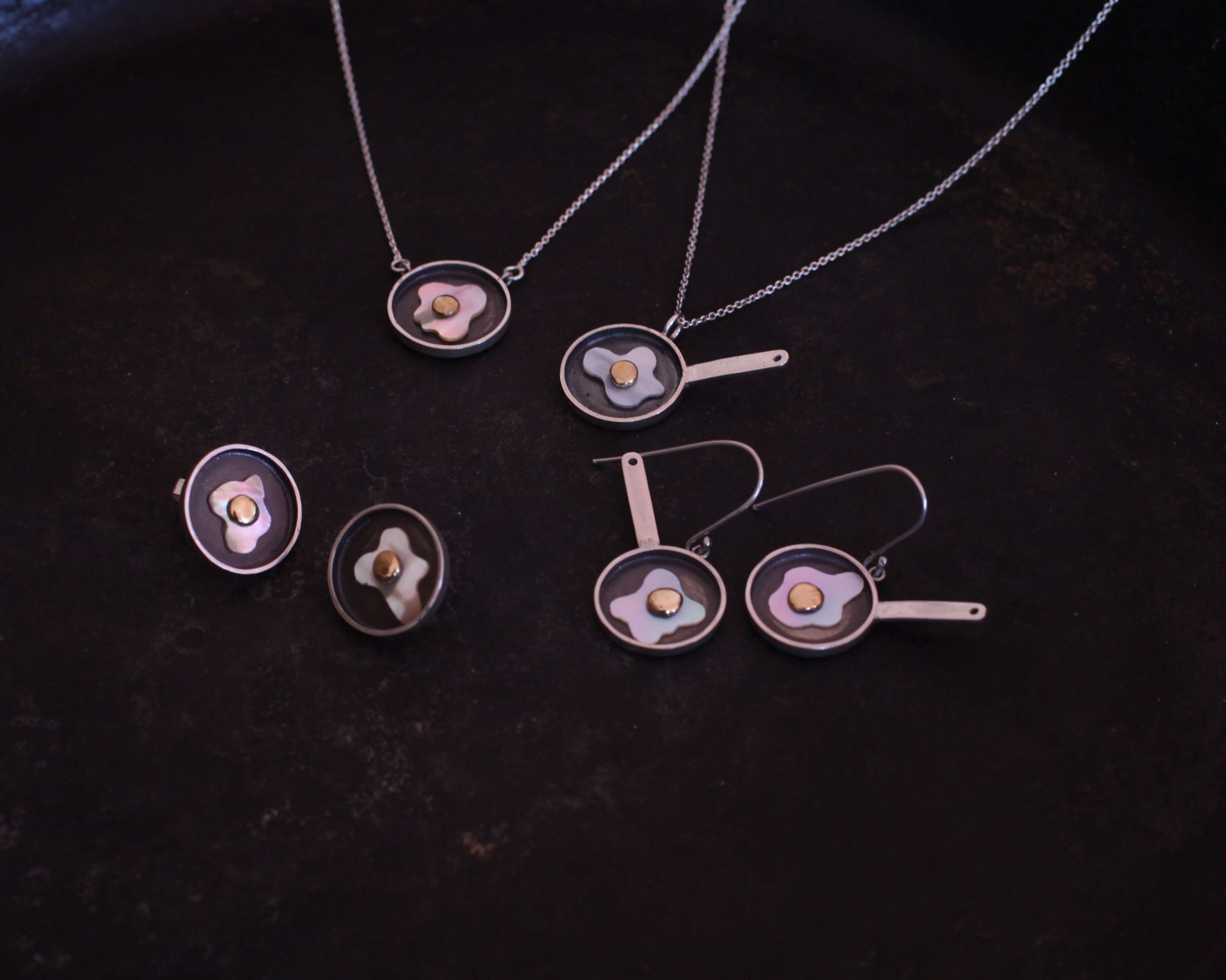 série de bijoux représentant des oeufs au plat