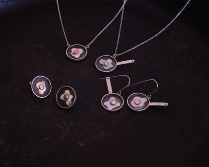 série de bijoux représentant des oeufs au plat