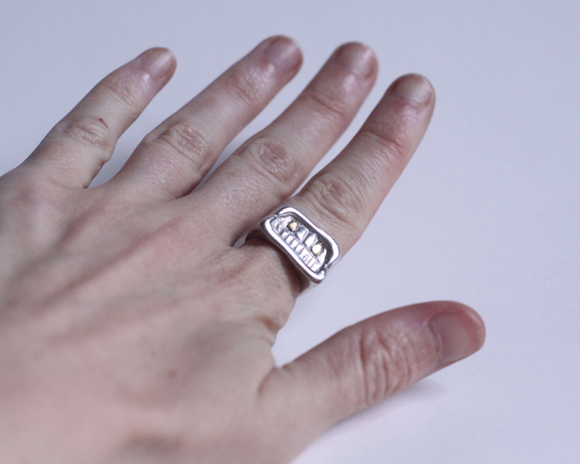 bague en argent massif en forme de bouche avec deux dents en laiton